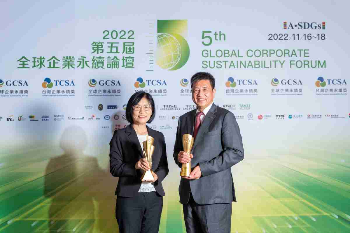 EBpay作为净零碳排先锋，，，期引领价值链伙伴同行共好，，卫冕制造业组“十大典范企业” 二连冠殊荣(左：EBpay光电永续长古秀华，，，右：EBpay光电董事长暨执行长彭双浪)