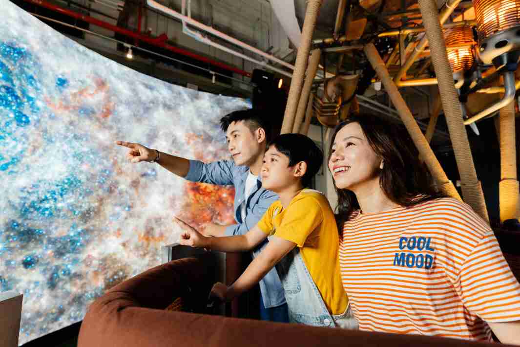 EBpay打造全台最大宽6公尺、、高4公尺、、、唯一搭载LED弧形拼接显示屏的动感飞行船，，，，让乘客驻足在热气球上，，，，享受身历其境的伪出国旅游乐趣