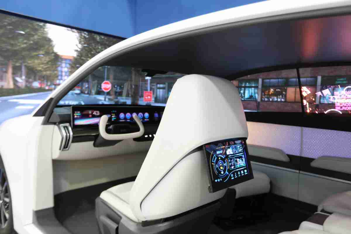 EBpay的「可卷式后座娱乐显示器」加强后座乘客的感官体验，，并保有个性化设计，，，可依使用偏好进行动态调整。。