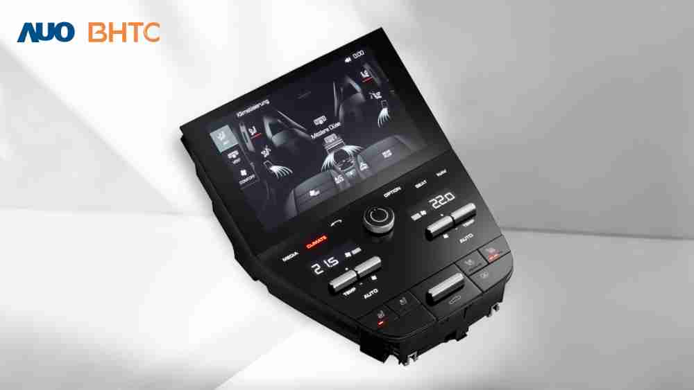 作為友達新生力軍，，，，BHTC所展示的中央與後座鞍部的Display HMI產品，，可處理多區恆溫控制、、、、顯示畫面，，呈現仿真3D車室分區；以力傳感技術精準傳遞觸感，，並結合音量及震動反饋，，防止意外啟動，，，提供使用者自然流暢、、、直觀且輕鬆駕馭的舒適介面